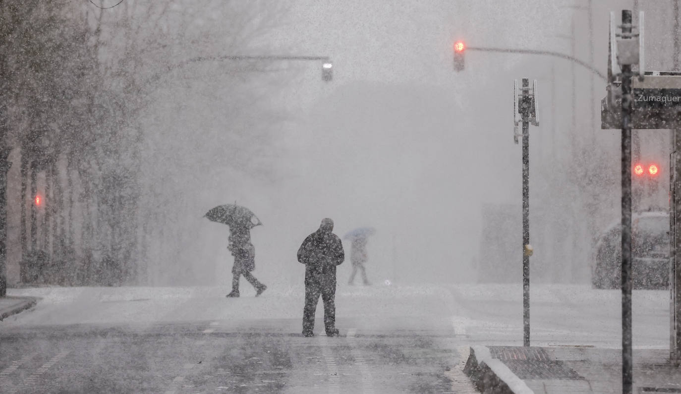 La nieve arrecia en Vitoria y dificulta la conducción en Álava