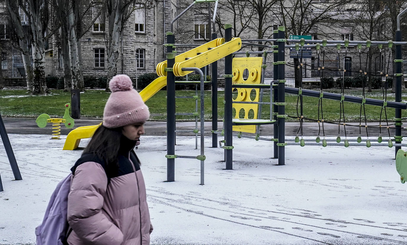La nieve arrecia en Vitoria y dificulta la conducción en Álava