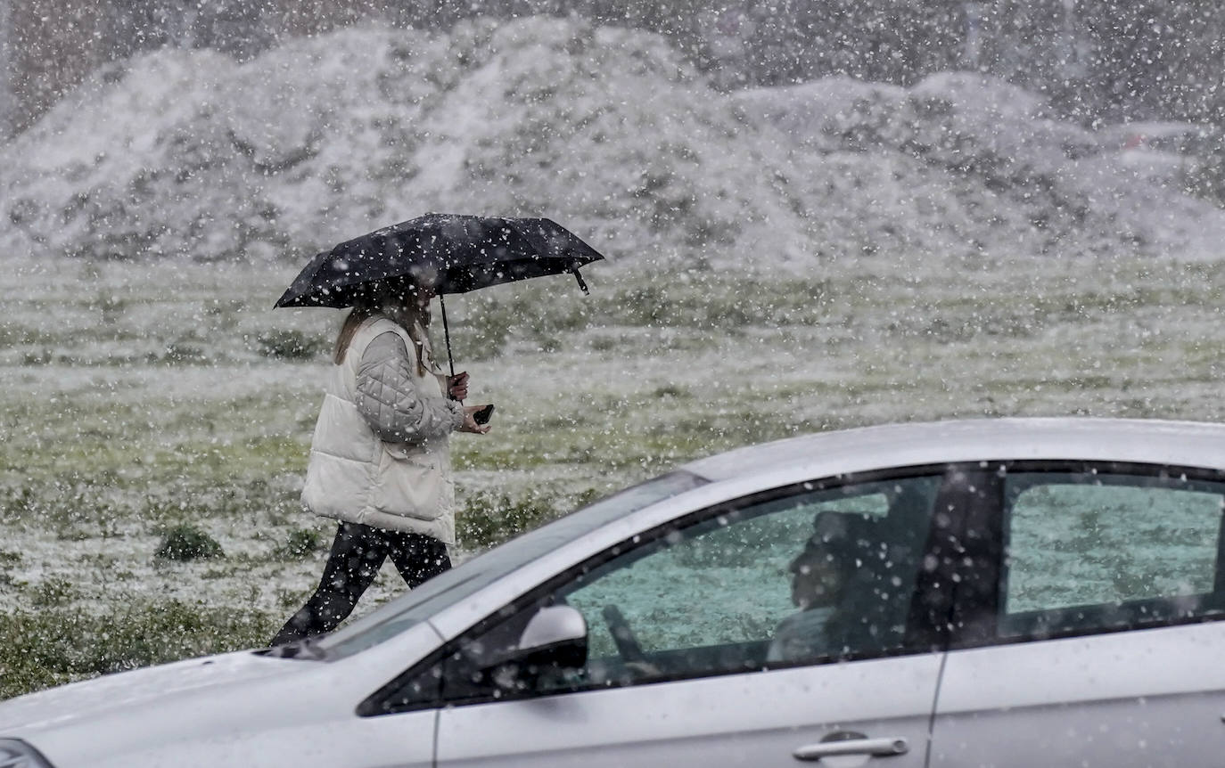 La nieve arrecia en Vitoria y dificulta la conducción en Álava