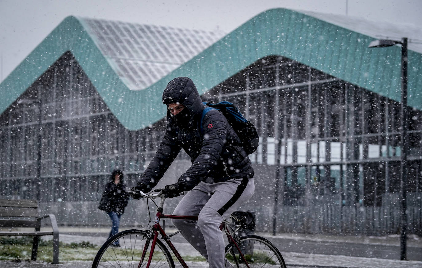 La nieve arrecia en Vitoria y dificulta la conducción en Álava