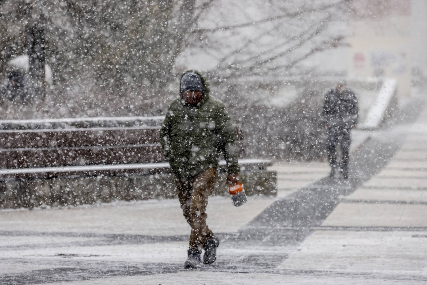 La nieve arrecia en Vitoria y dificulta la conducción en Álava