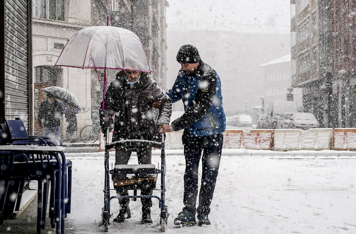 La nieve arrecia en Vitoria y dificulta la conducción en Álava