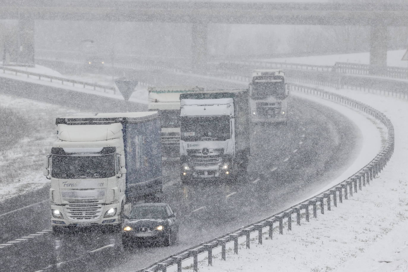 La nieve arrecia en Vitoria y dificulta la conducción en Álava