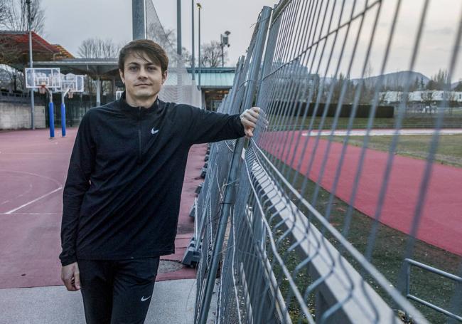 Pajares, junto a la pista de atletismo en obras.