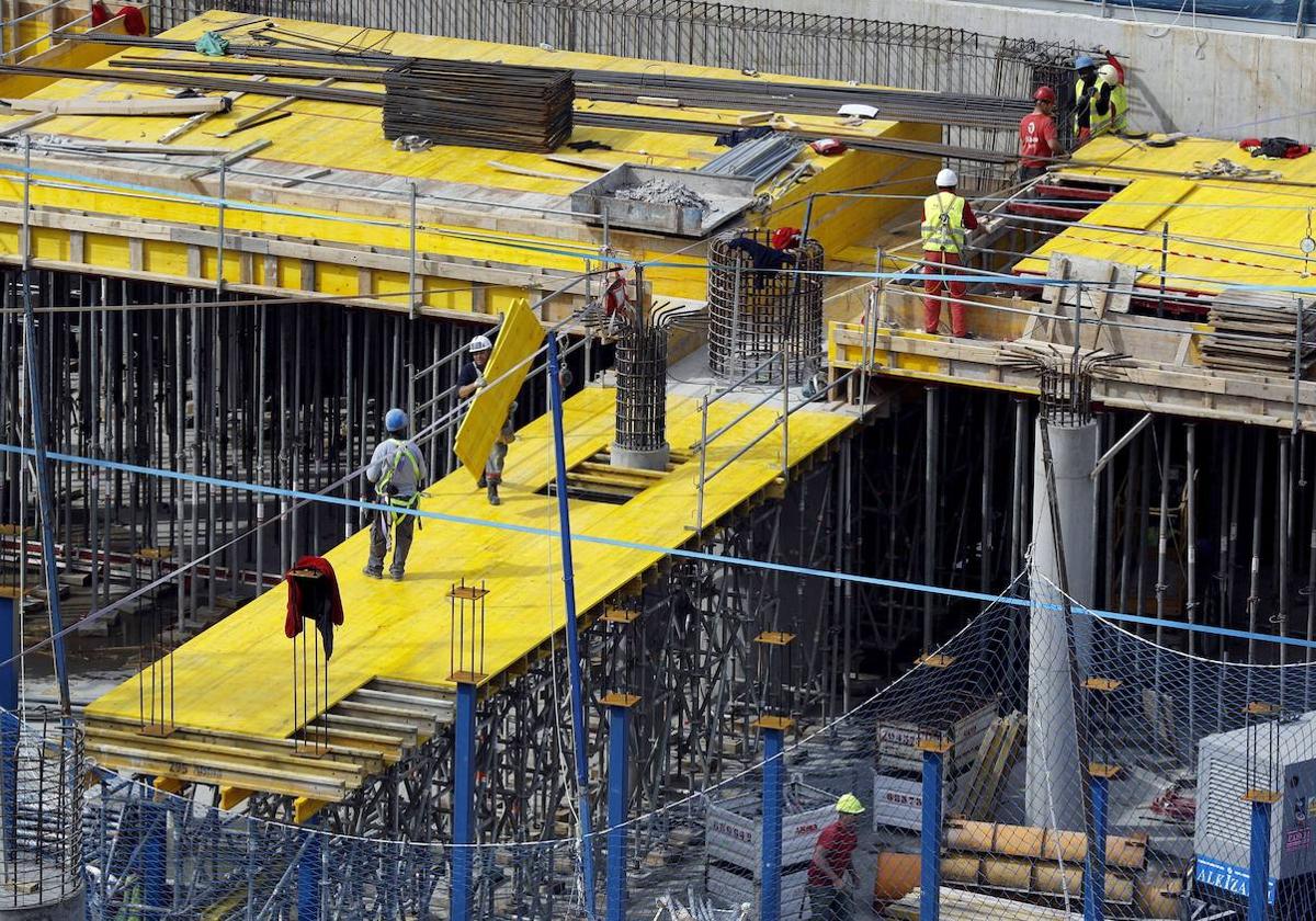 Trabajadores en un edificio en construcción en Bilbao.