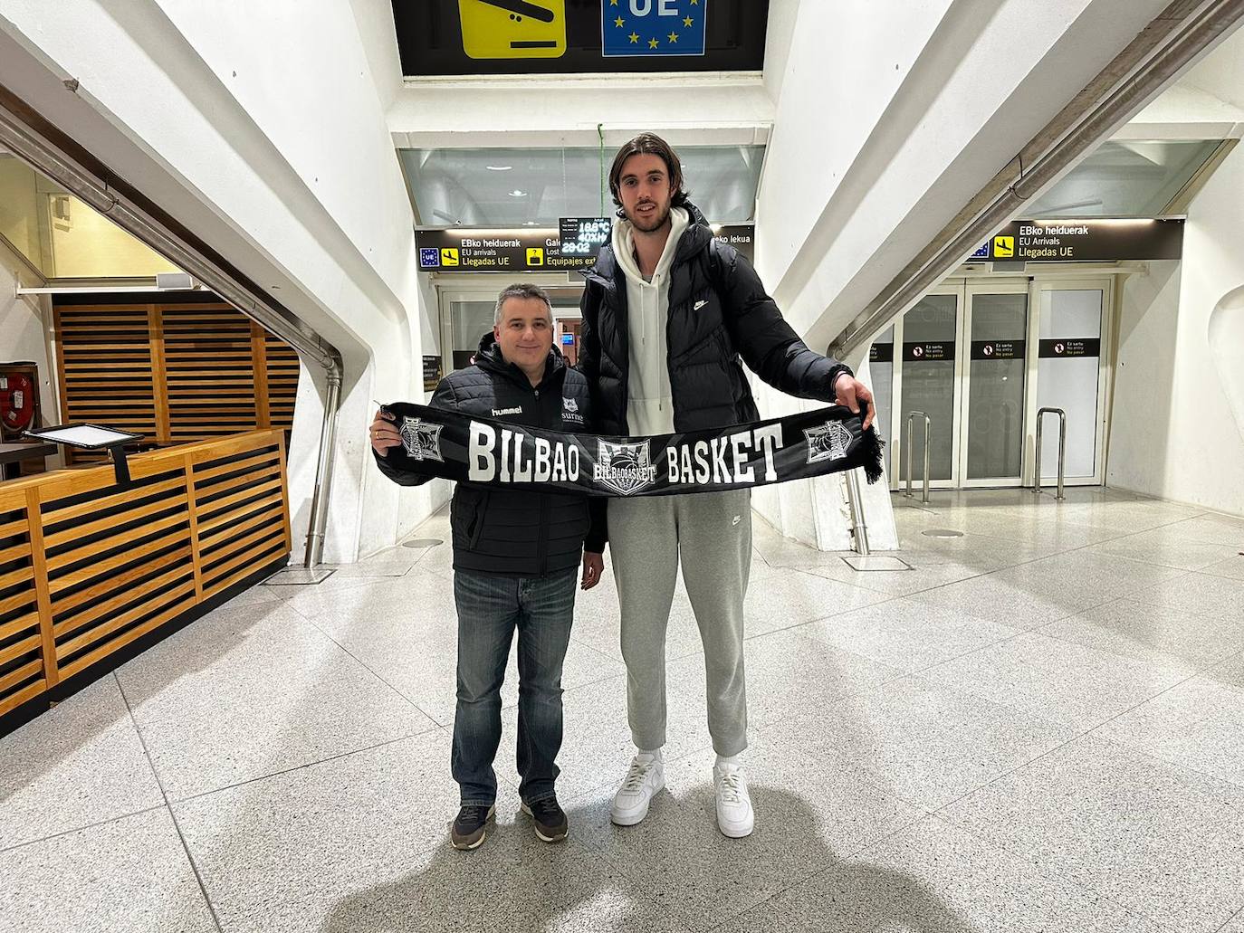 Tsalmpouris ha sido recibido este lunes por Rafa Pueyo, director deportivo del Bilbao Basket, en el aeropuerto de Loiu.