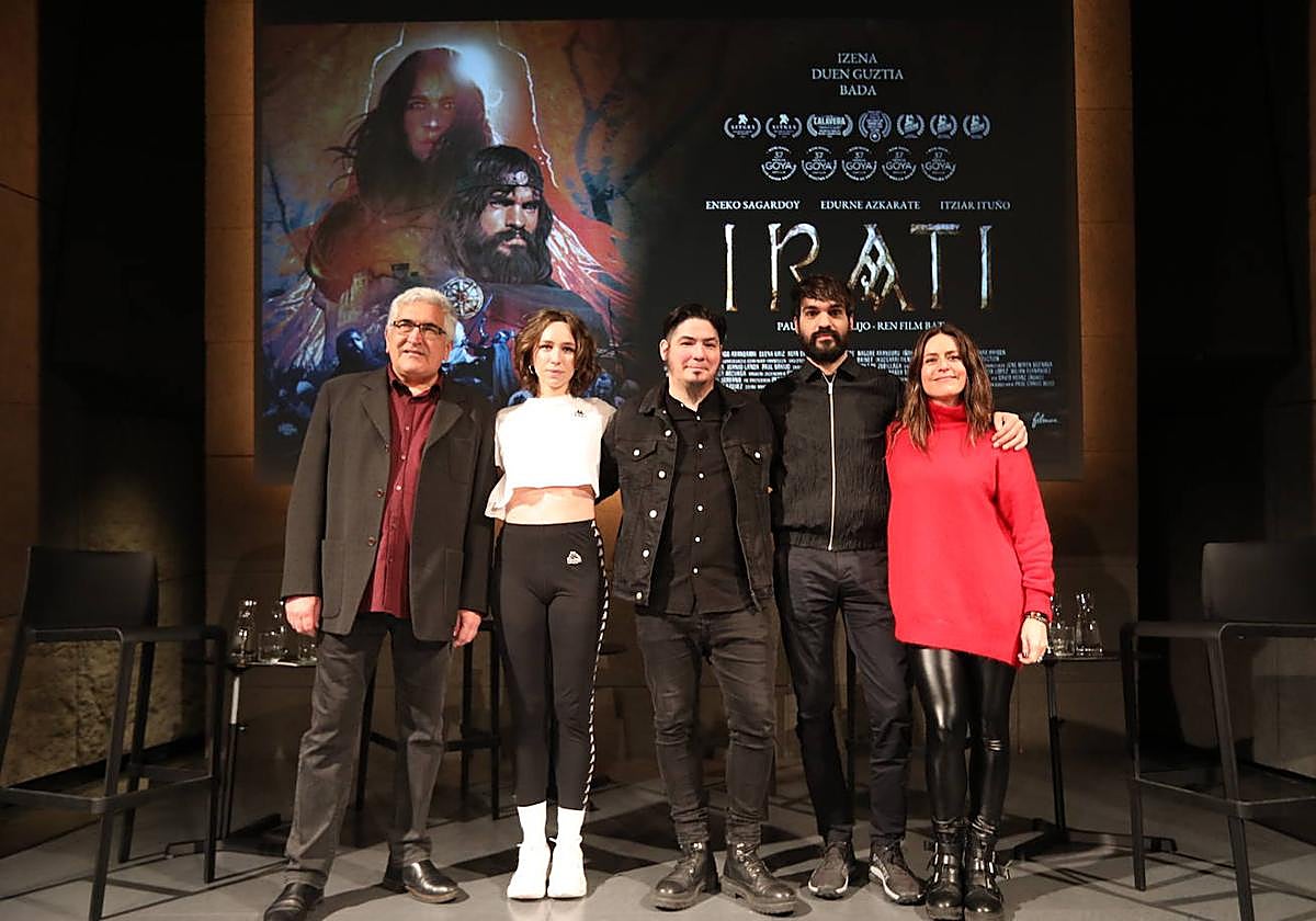 Edurne Azkaratek, Paul Urkijok, Eneko Sagardoyk eta Itziar Ituñok filmaren inguruko solasaldi batean parte hartu dute Azkuna Zentroan.