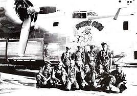 Garde, segundo por la izquierda en la fila de abajo, junto al resto de los tripulantes del B-24. Seis de ellos morirían al ser derribado el avión cerca de Viena.