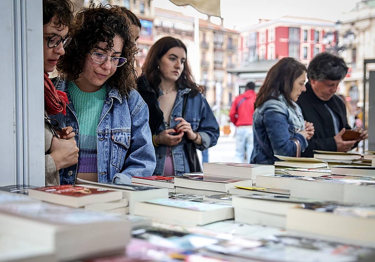 Ambiente en la última edición de la Feria del Libro de Bilbao.