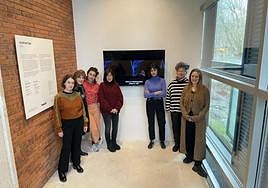 Seis artistras participantes, más la directora del proyecto (con camisa roja).