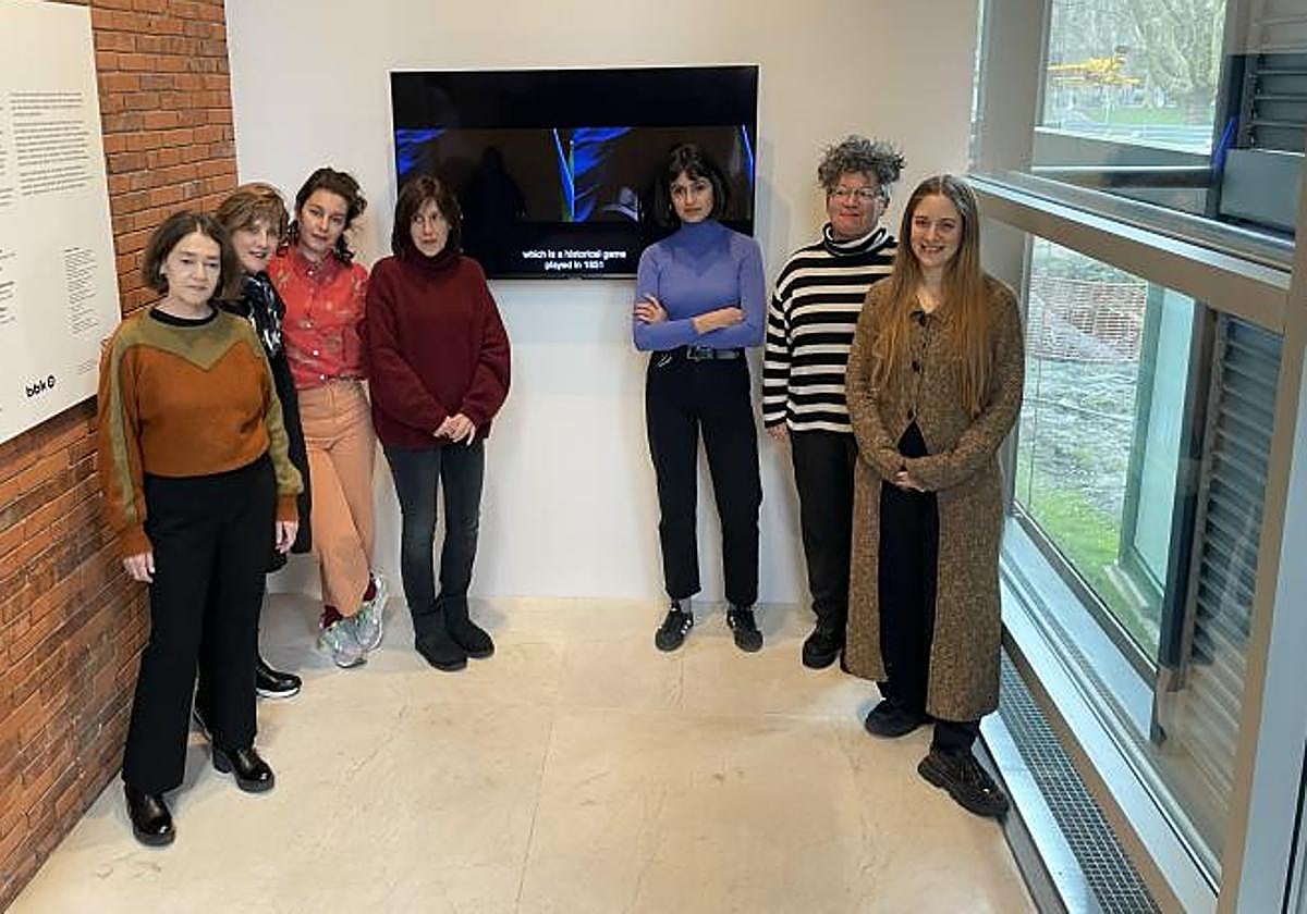 Seis artistras participantes, más la directora del proyecto (con camisa roja).