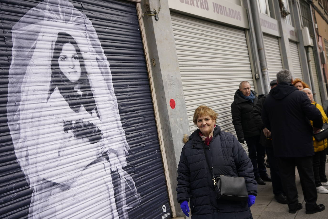 Adela Caballero frente a una imagen del día de su boda