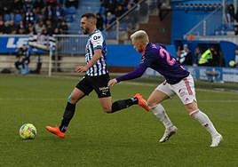 Luis Rioja deja atrás a un jugador del Cartagena.