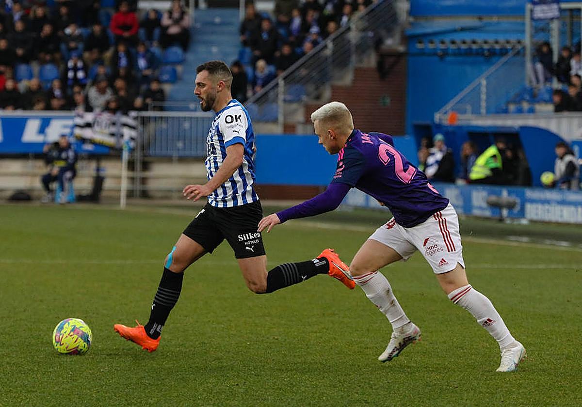 Luis Rioja deja atrás a un jugador del Cartagena.