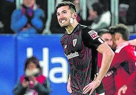 Vivian se lamenta tras fallar en el gol de Abde, que supuso la victoria de Osasuna.