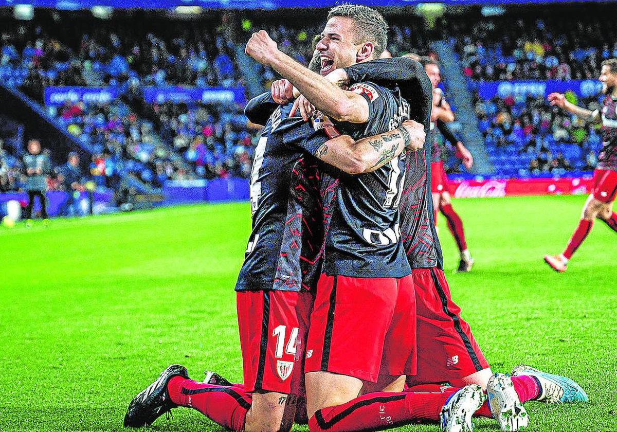 El Athletic celebra el triunfo en Valladolid.