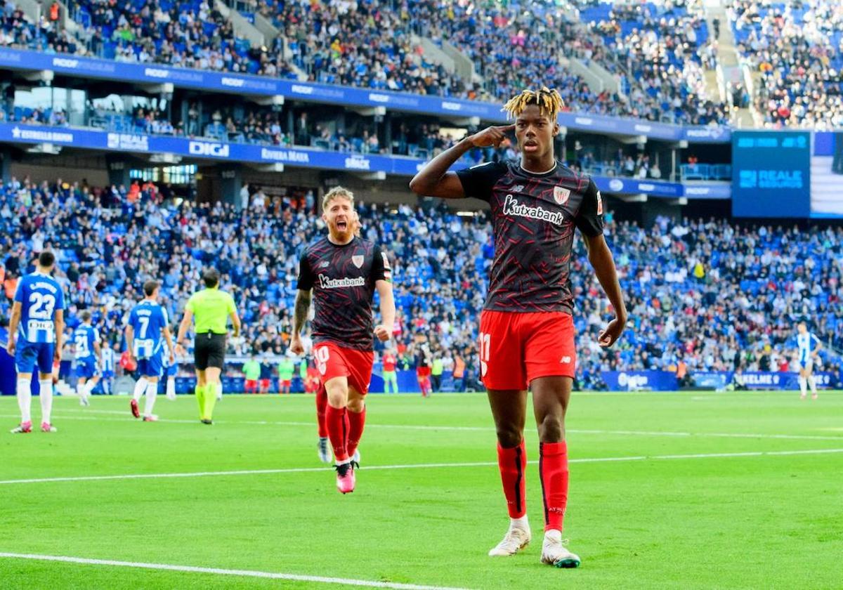 Iñaki Williams y su asistente Dani García se saludan tras el gol del delantero.