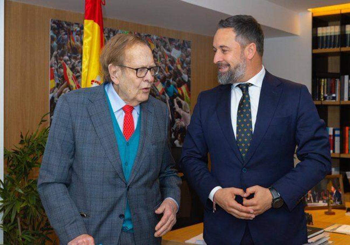 El economista, Ramón Tamames junto con el líder de Vox, Santiago Abascal.