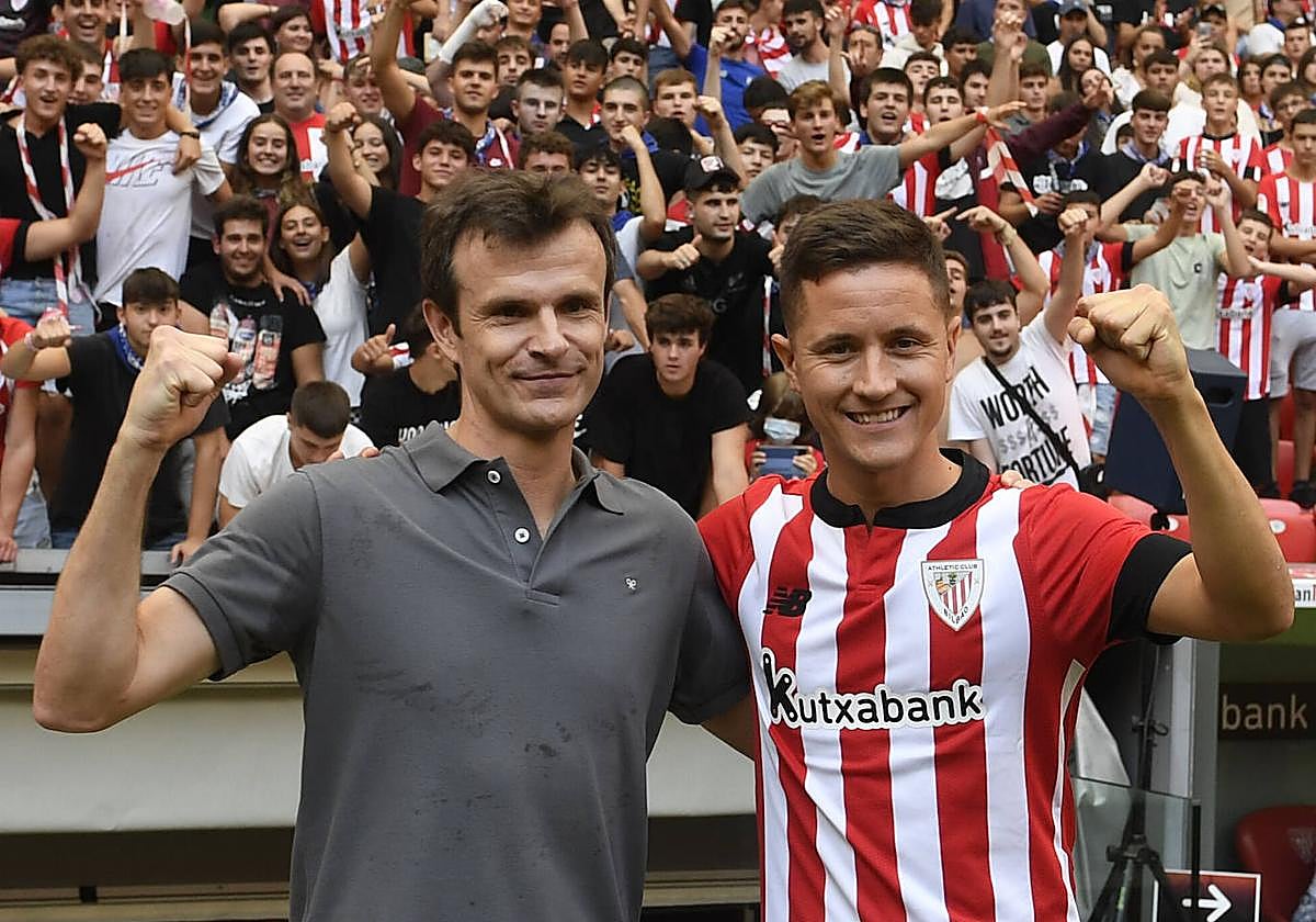 Ander Herrera posa junto al presidente Jon Uriarte el día de su presentación en San Mamés.