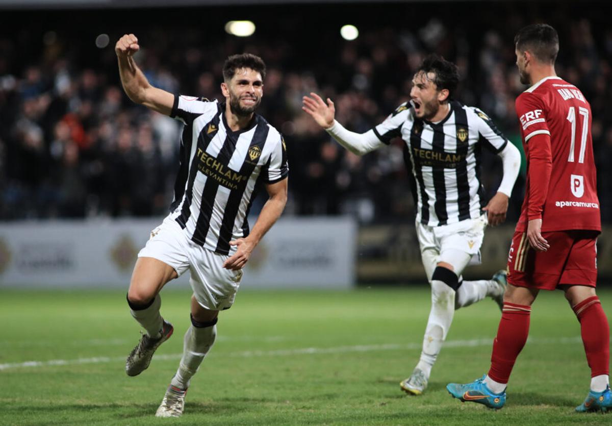 Óscar Gil celebra el gol anotado este curso contra el Murcia.