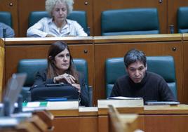 Miren Gorrotxategi y Jon Hernández, de Elkarrekin Podemos-IU, durante el pleno de este jueves.