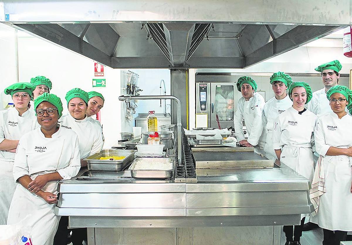 Los alumnos de 2º de Cocina, 'maquinistas' de la experiencia internacional culinaria ofrecida ayer por la Escuela de Hostelería y Turismo.