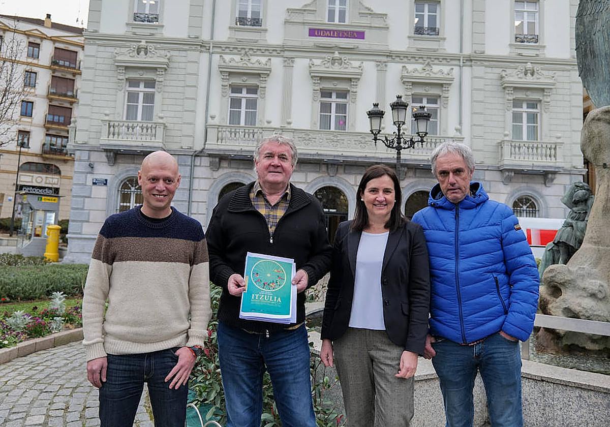 Los organizadores de la Itzulia, junto a la alcaldesa de Santurtzi, Aintzane Urkijo.