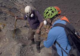 Pedro Piqueras asciende al cráter del volcán de La Palma.