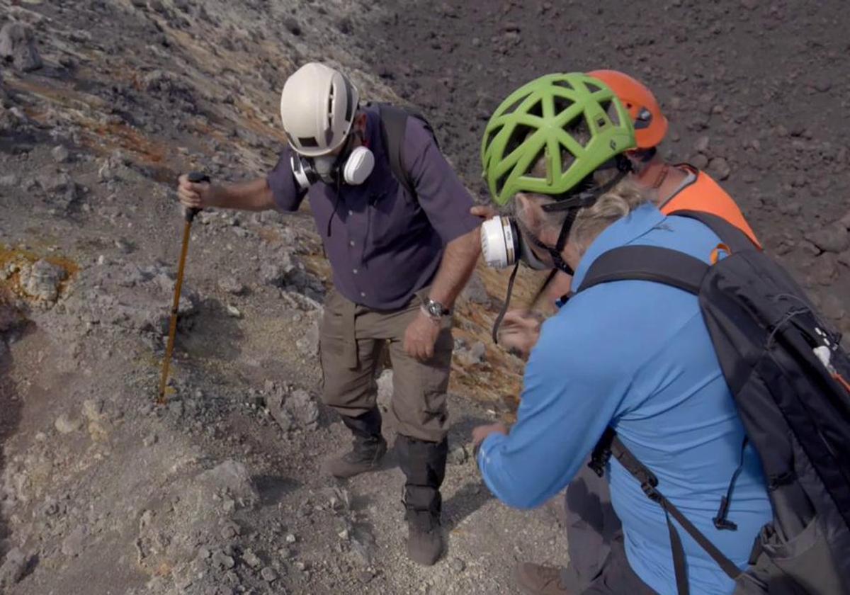 Pedro Piqueras asciende al cráter del volcán de La Palma.