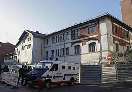 Imagen de archivo de unos agentes de la Ertzaintza (sin relación con la información.