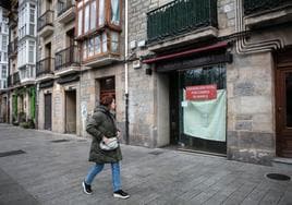 La tienda de Adolfo Domínguez en la calle Prado de Vitoria, cerrada.