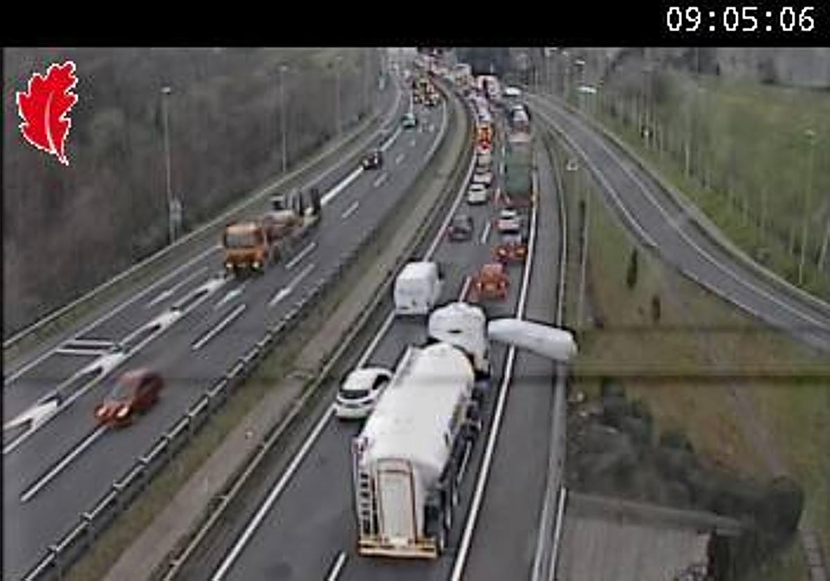 Retenciones de varios kilómetros en el Txorierri.