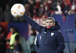 Ernesto Valverde da instrucciones desde la banda de El Sadar.