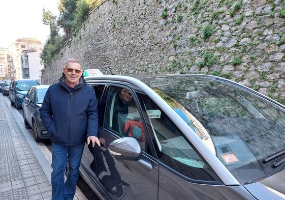 Víctor Barragán acaba de aparcar su profesión de taxista en Lekeitio.