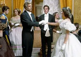 Burt Lancaster, Alain Delon y Claudia Cardinale, en el baile que cierra 'El Gatopardo'.