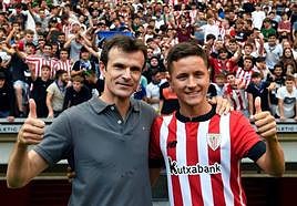 Ander Herrera junto al presidente del Athletic, Jon Uriarte.