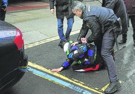 Imagen de archivo de un policía que inmoviliza a un hombre que fue sorprendido robando un teléfono móvil en el centro de Bilbao.