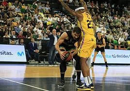 Emir Sulejmanovic trata de levantarse ante la oposición de Cook.