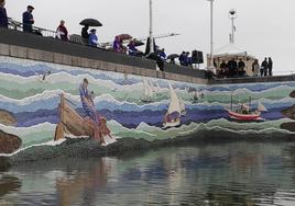 Un gran lienzo de cerámica de más de treinta metros embellece el puerto pesquero de Santurtzi.