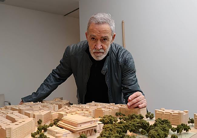 El arquitecto Luis María Uriarte, junto a la maqueta del proyecto.