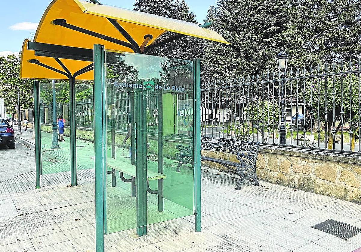 Parada del autobús junto al hogar Madre de Dios.