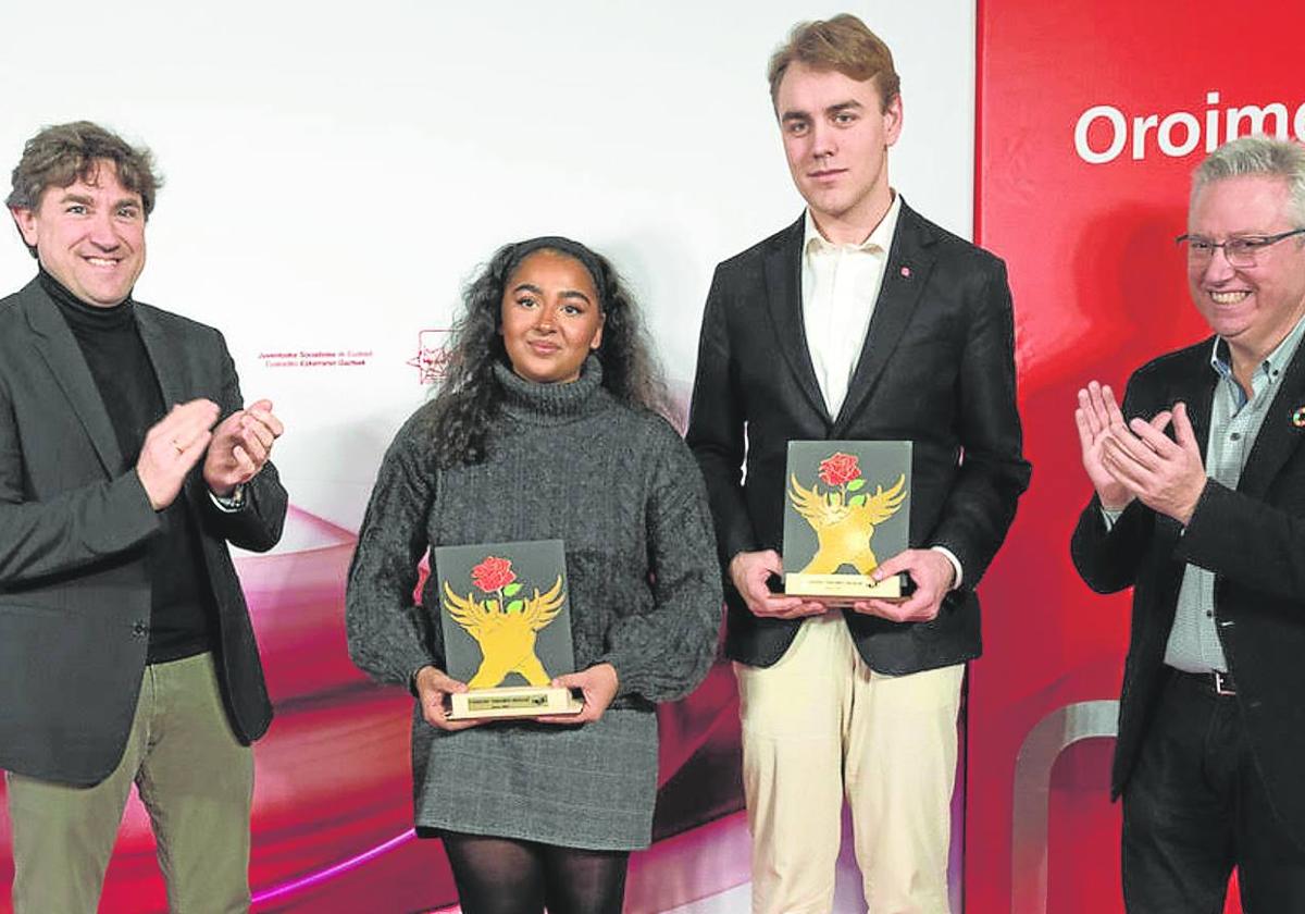 Eneko Andueza, con los premiados Oroimen Hegoak.