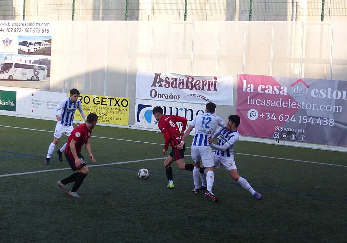 Zorrilla se lleva el balón entre dos rivales para lanzar un ataque en Gobela.