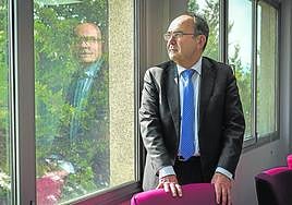 Jaime Tapia, asesor penitenciario del Gobierno vasco, mira por la ventana desde su despacho en Lakua.