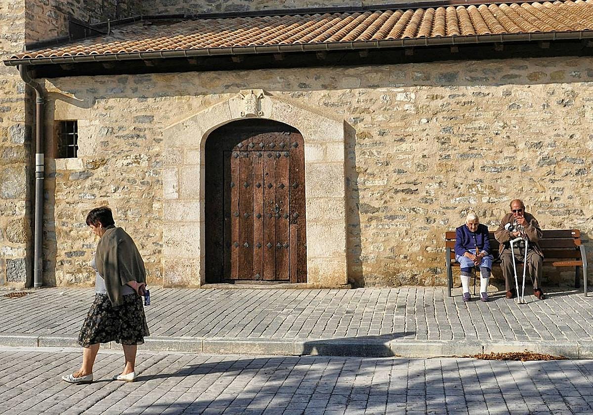Los terrenos se ubican junto a la iglesia de San Pedro Apostol de Gardélegui.