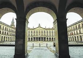 La plaza de España vista desde sus arquillos.