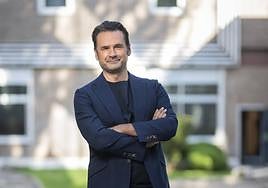 Presenta junto a Cristina Pardo 'Más vale tarde', en La Sexta.