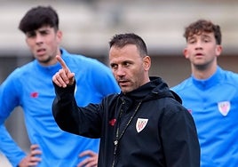 Álex Pallarés, entrenador del Bilbao Athletic, en un entrenamiento.