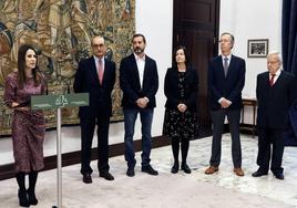 Los expertos designados por PNV, Bildu, Podemos, PSE y PP en la fallida ponencia de Autogobierno, junto a la presidenta del Parlamento vasco.