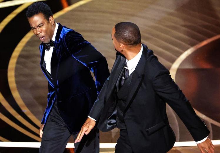 Will Smith reacciona ante la broma de Chris Rock en la entraga de los Oscars del año pasado.